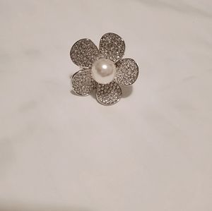 NEW daisy flower with rhinestones and center pearl